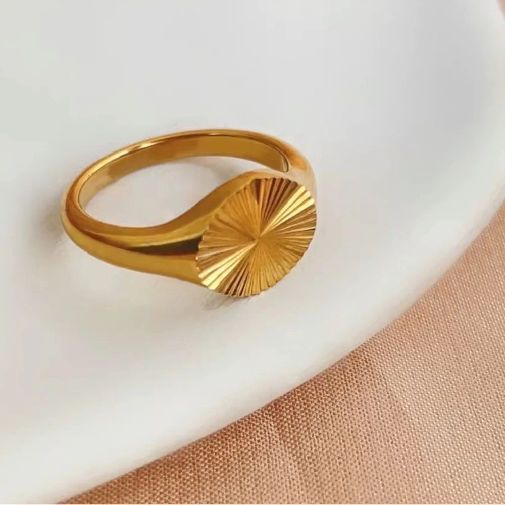 18K Gold Plated Sunburst Ring | Stainless Steel☀️
